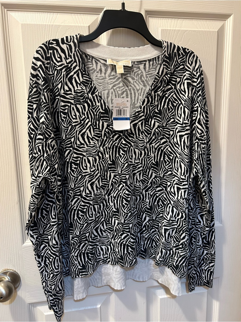 Michael Michael Kors XL Black & White Long Sleeve Zebra Print V-Neck Sweater NWT